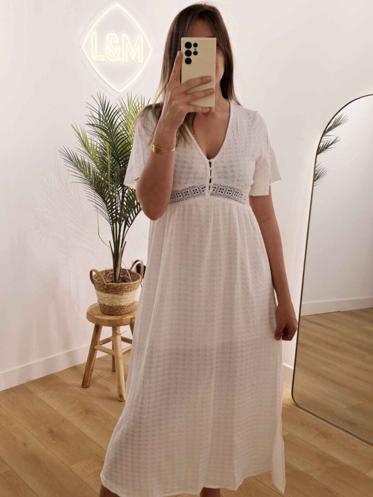 Robe longue blanche – Manches volantées, dentelle à la taille & boutonnage devant