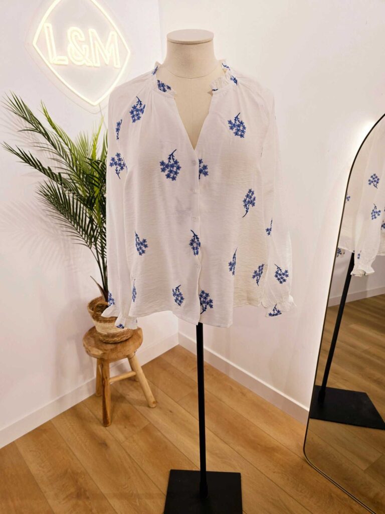 Chemisier col froncé broderies bleues
