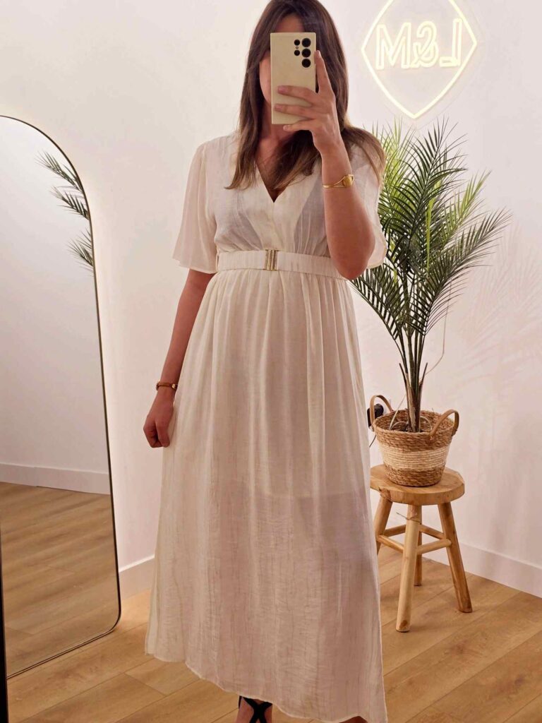 Robe longue écru – Liserés dorés, décolleté V & fentes côtés