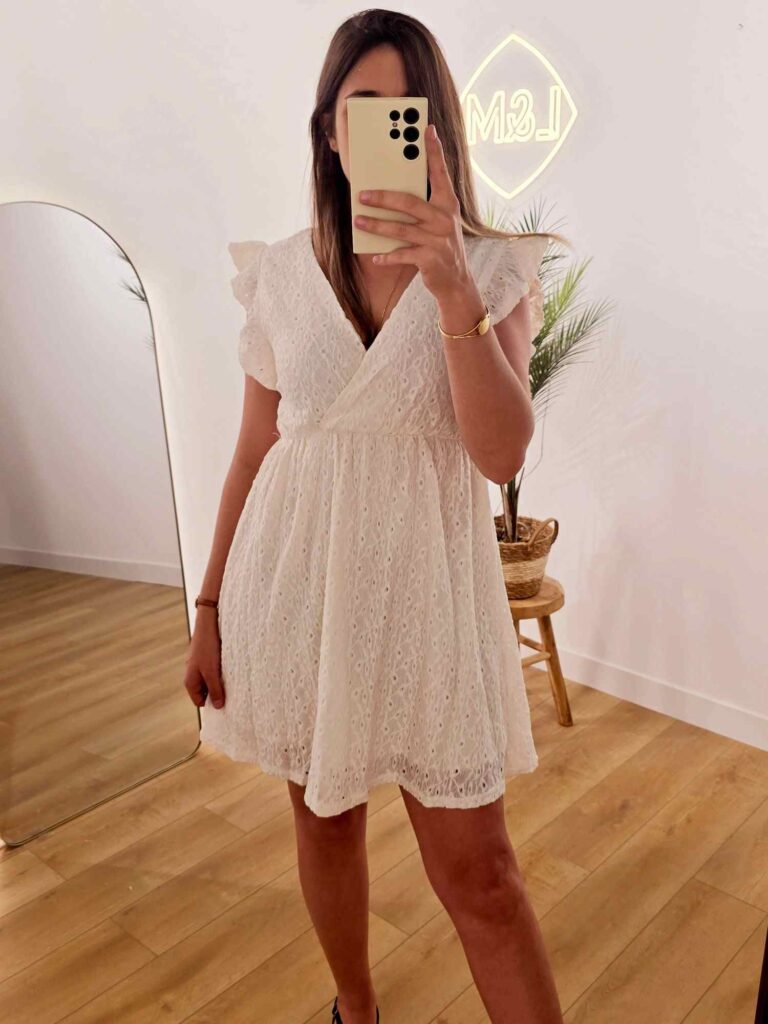 Robe courte brodée écrue