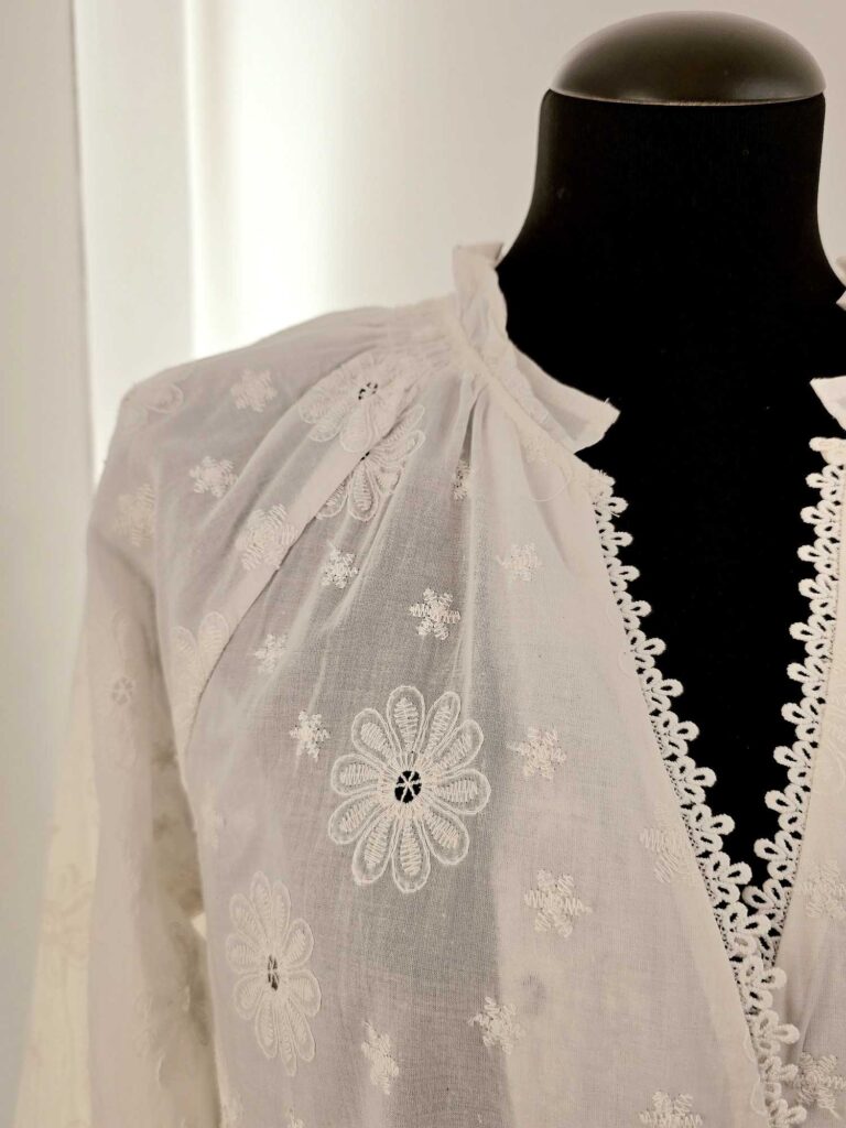 Chemise broderies marguerites