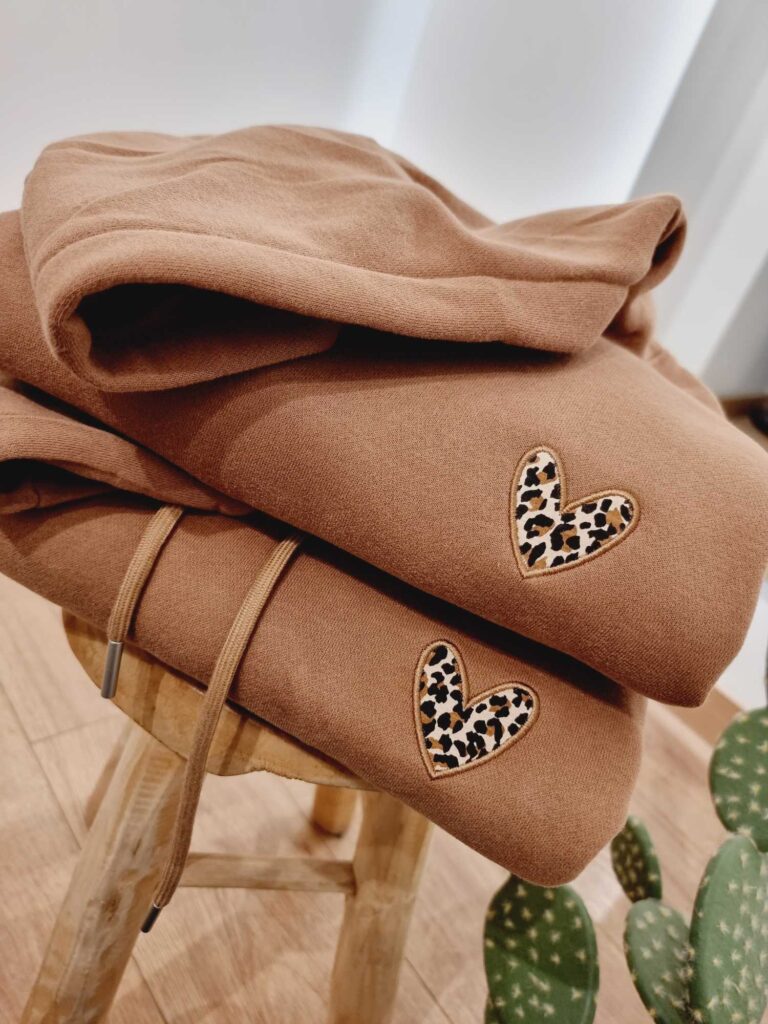 Sweat capuche coeur poitrine