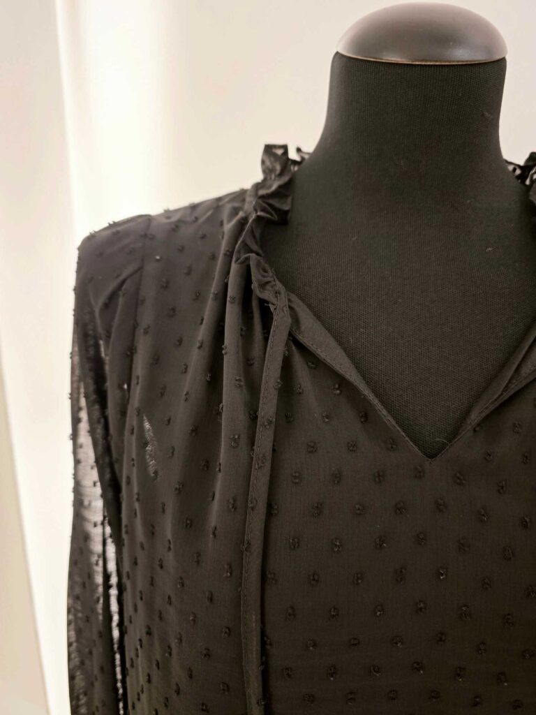 Blouse plumetis noire fluide