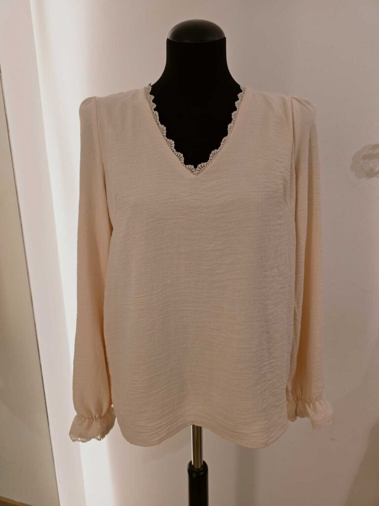 Blouse unie encolure dentelle
