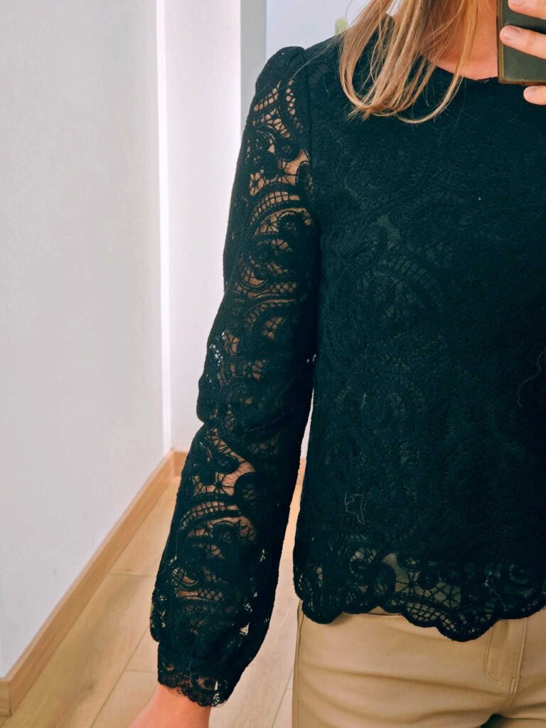 Blouse dentelle manches longues