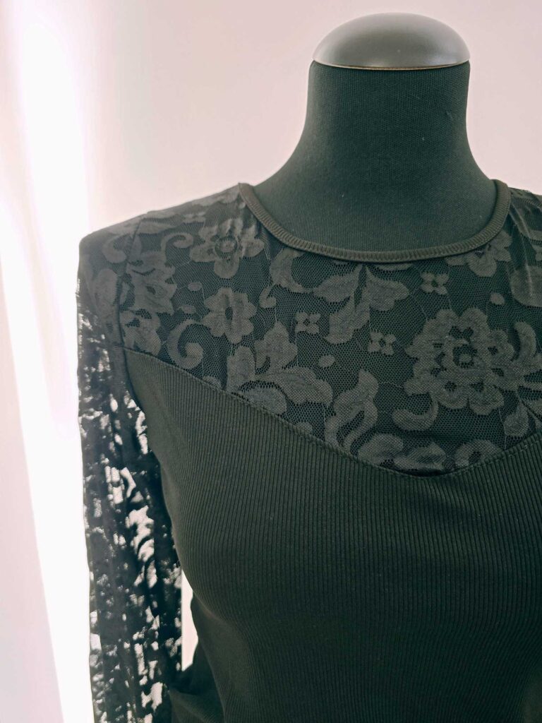 Haut côtelé manches longues en dentelle