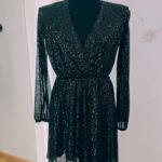 Robe courte col V à sequins