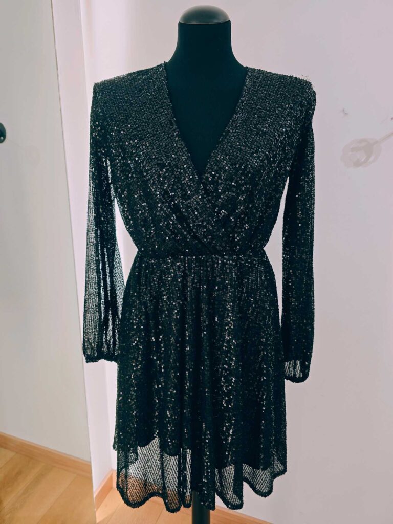 Robe courte col V à sequins