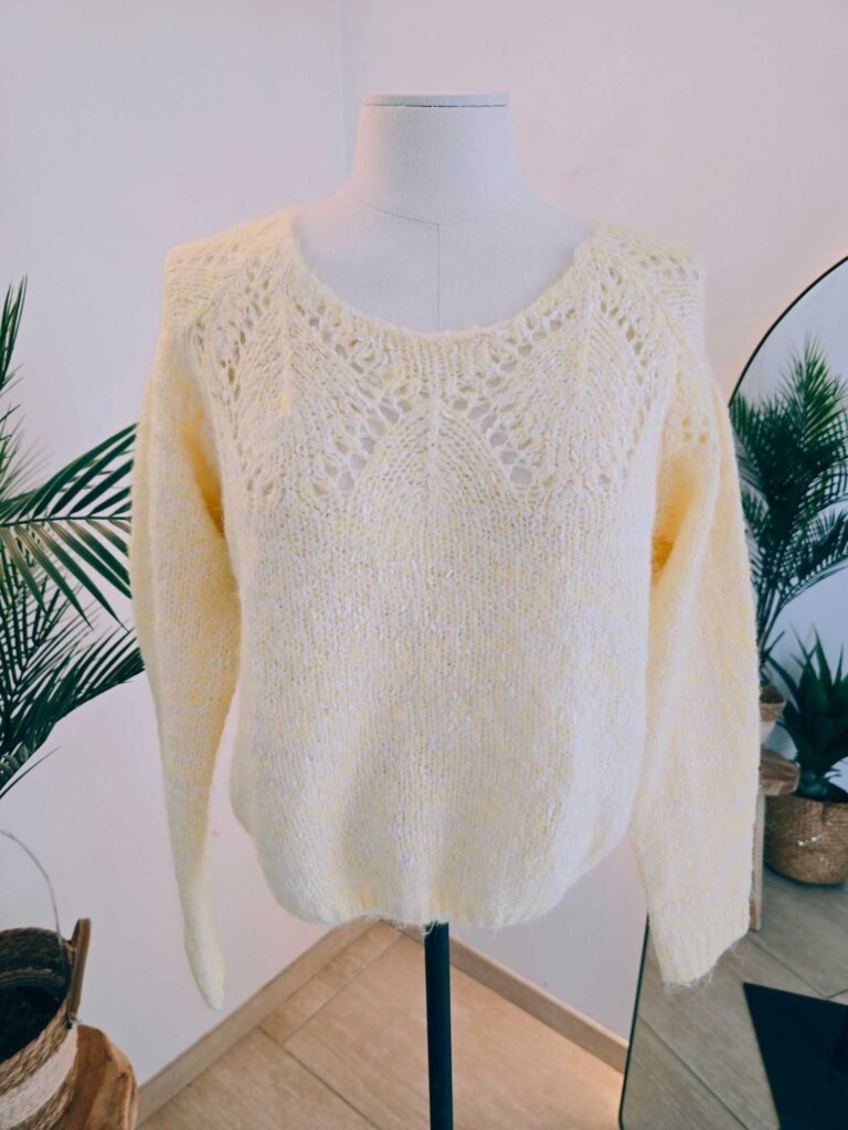 Pull col rond ajouré